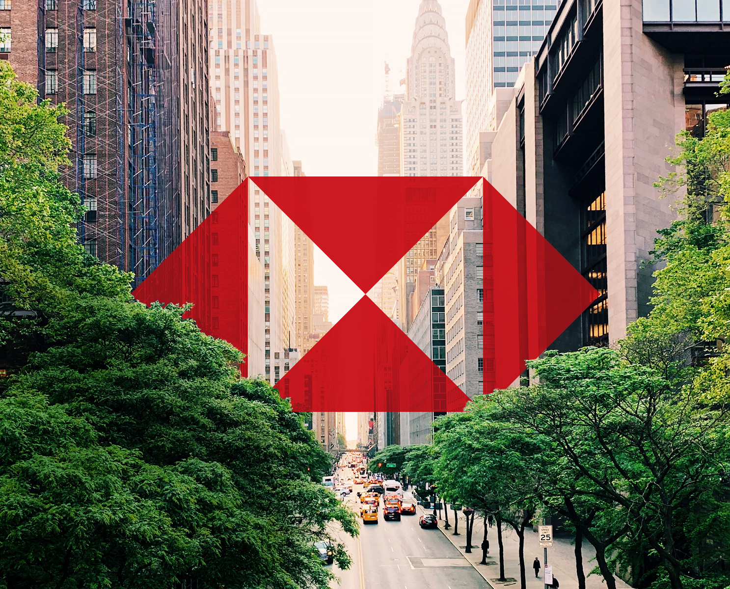Se muestra una calle en Nueva York con el logo de HSBC