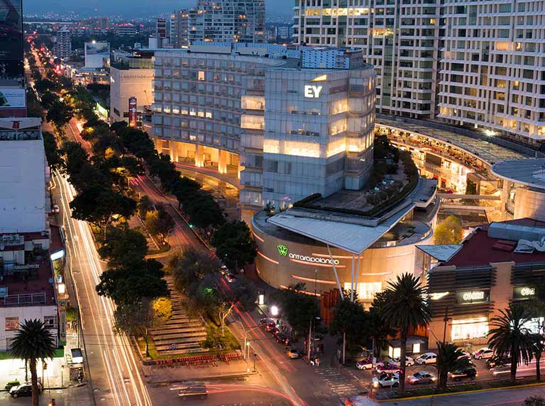 Se muestra un invernadero vertical rojo con una gran variedad de flora Se muestra un invernadero vertical rojo con una gran variedad de flora