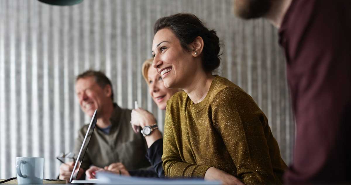 Se muestra una reunión de 5 personas sobre una mesa Se muestra una reunión de 5 personas sobre una mesa