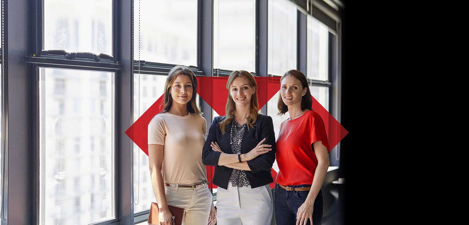 Tres distintas mujeres empresarias mirando al frente Tres distintas mujeres empresarias mirando al frente